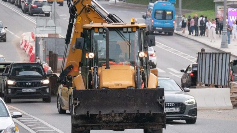 Agriculteurs___cinq_axes_autoroutiers_maintenus_sous_tension_malgr__l_rsquo_appel_du_gouvernement___lever_les_blocages_avant_No_l