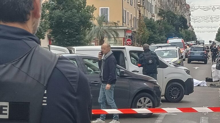 Ajaccio___un_homme_de_26_ans_abattu_apr_s_avoir_menac__des_passants_et_un_policier_avec_un_couteau