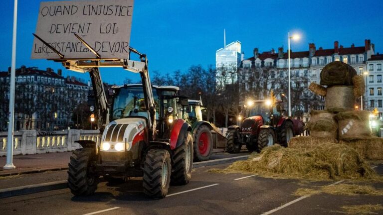 Blocage_des_agriculteurs___11_millions_d_rsquo_euros_annonc_s_mais_la_Coordination_rurale_rejette_la_tr_ve_de_No_l_du_gouvernement
