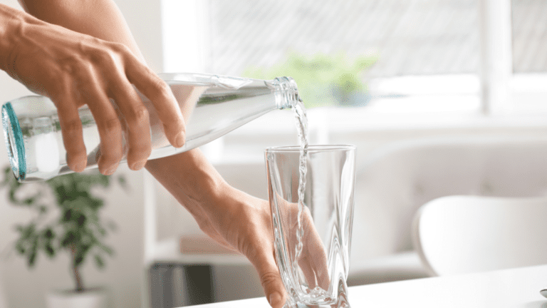 Bouteilles_en_verre___50_fois_plus_de_microplastiques_que_le_plastique___cause_des_bouchons__r_v_le_l_rsquo_ANSES