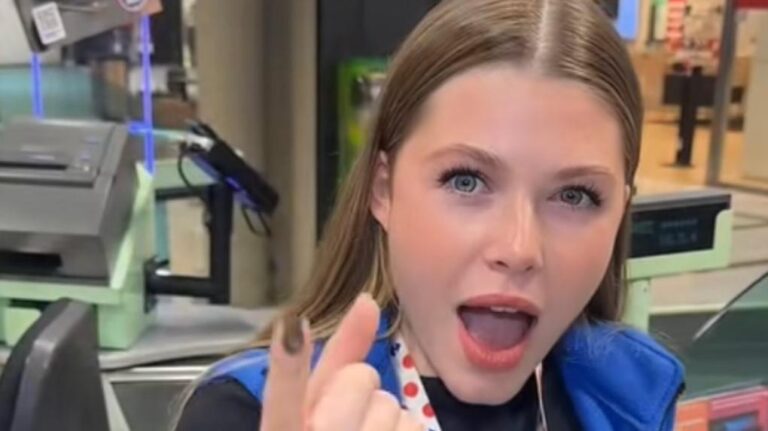 Carrefour_Laval___l__8217_employ_e_TikTok_L_onie_n_cessite_un_agent_de_s_curit__face___l_rsquo_affluence_de_jeunes_clients