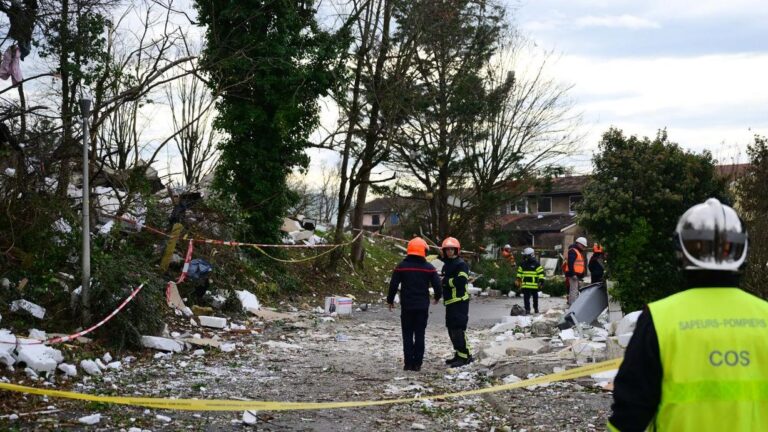 Explosion___Tr_voux___Mael__18_ans__tente_de_guider_les_secours_vers_ses_deux_petits_fr_res_pi_g_s_sous_les_d_combres