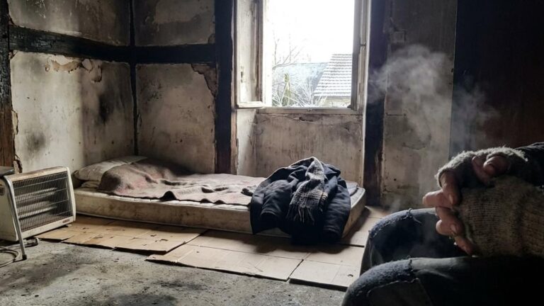 Flers_____89_ans___mile_Desdoits_survit___8_degr_s_dans_sa_maison_incendi_e__bloqu__par_l_rsquo_assurance_depuis_un_an