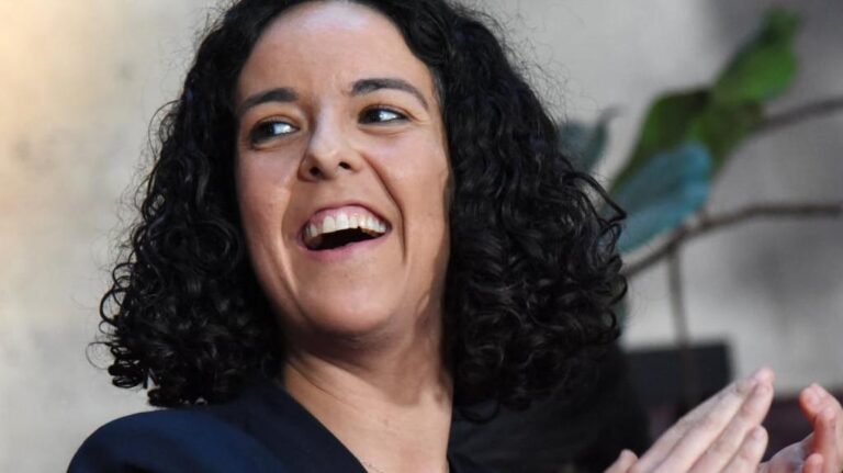 Lobbying_au_Parlement_europ_en___Manon_Aubry_d_voile_les_cadeaux_de_No_l_re_us__dont_une_photo_de_Poutine
