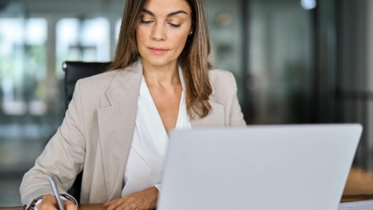 Masturbation_au_travail___25_9__des_femmes_fran_aises_l_rsquo_utilisent_comme_gestion_du_stress_selon_une__tude_de_10_000_personnes