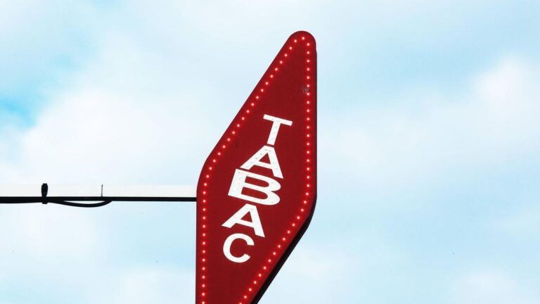 Tabac___hausse_jusqu_rsquo___50_centimes_et_paquets___13_euros_d_s_janvier_2026__ce_qui_change_pour_les_fumeurs